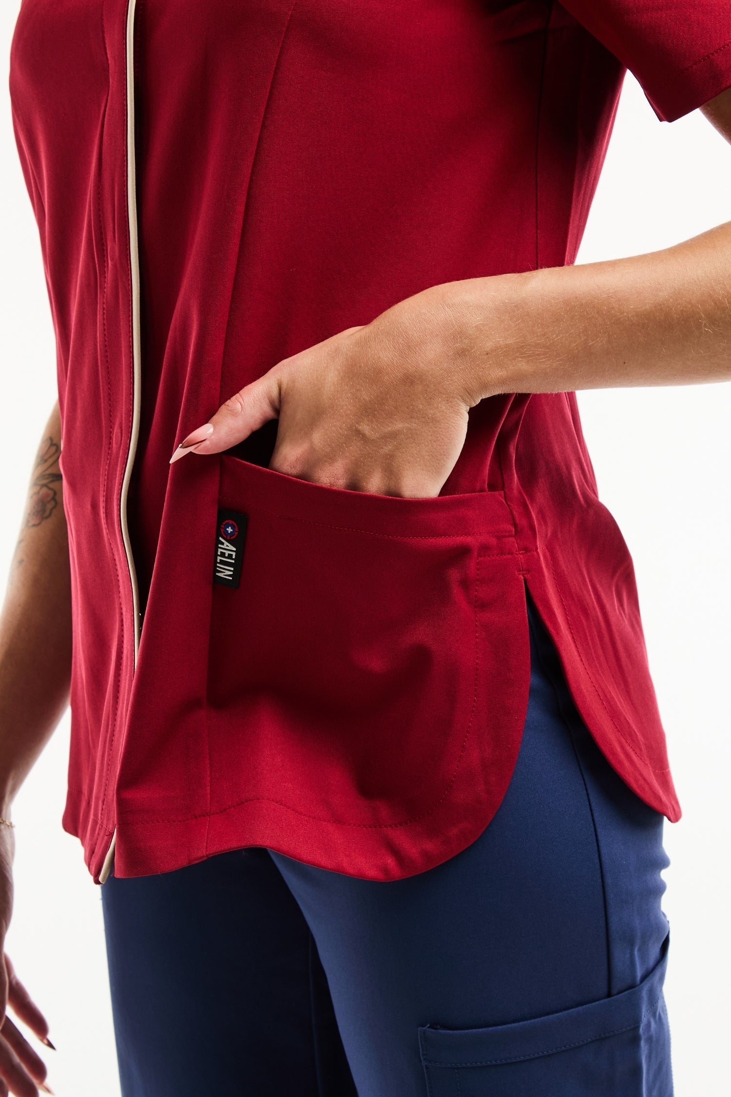 Blouse médicale Serena femme bordeaux avec gilet rouge et pantalon bleu marine