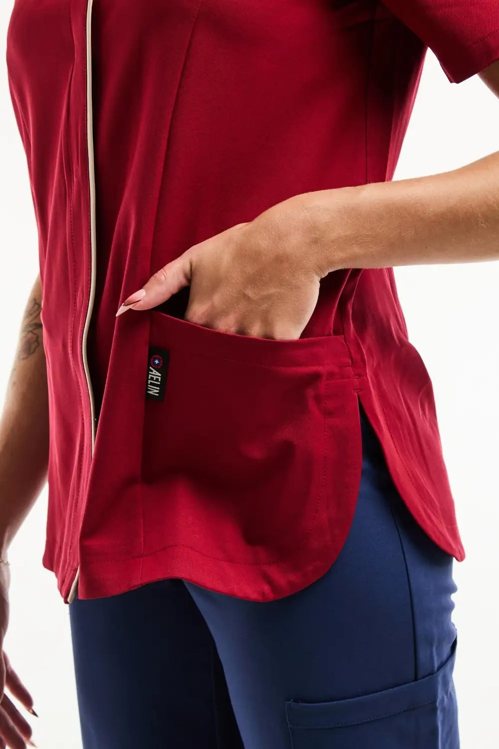 Blouse médicale Serena femme bordeaux avec gilet rouge et pantalon bleu marine