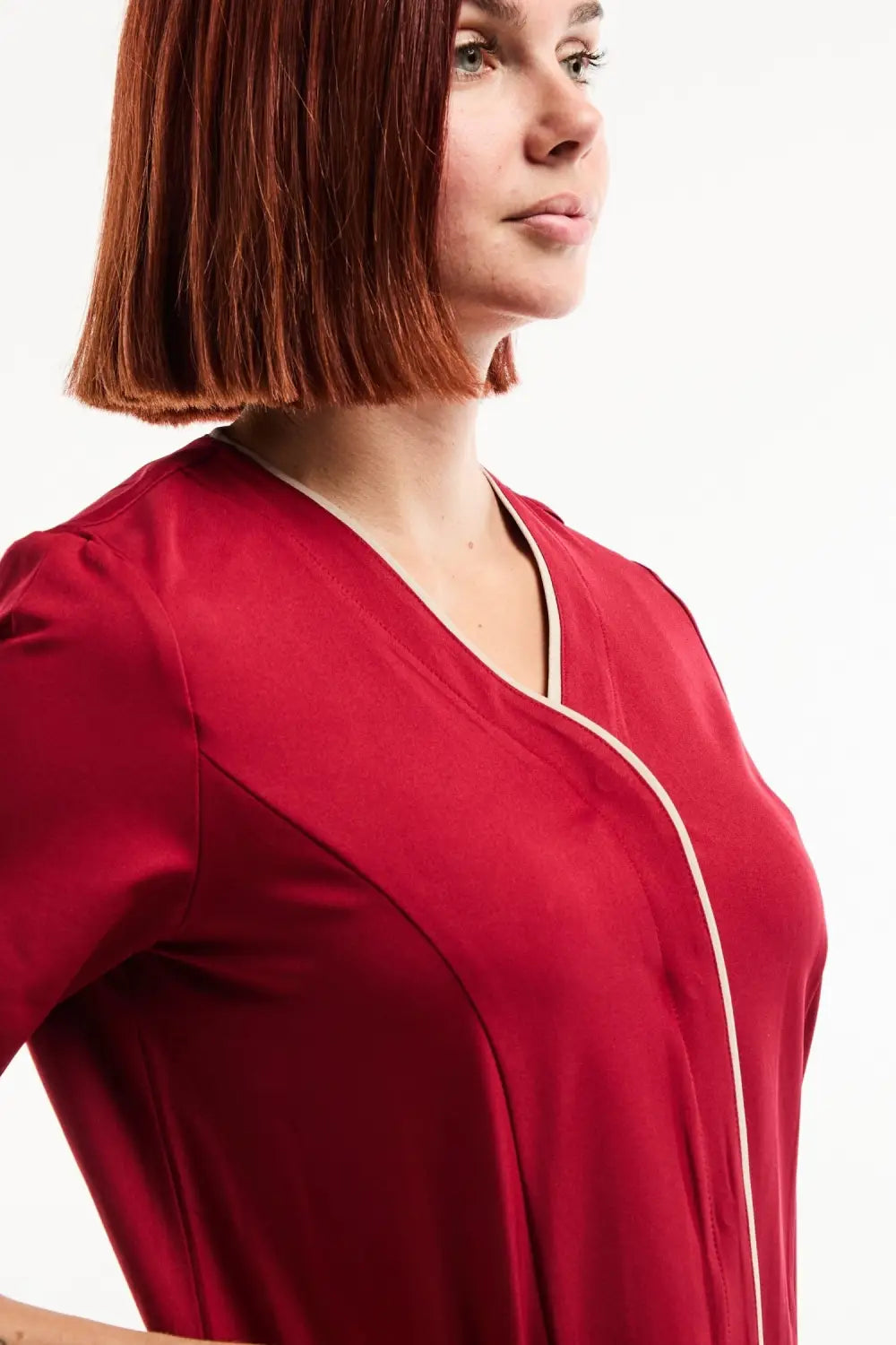 Blouse médicale Serena en satin rouge avec bordure blanche et encolure V