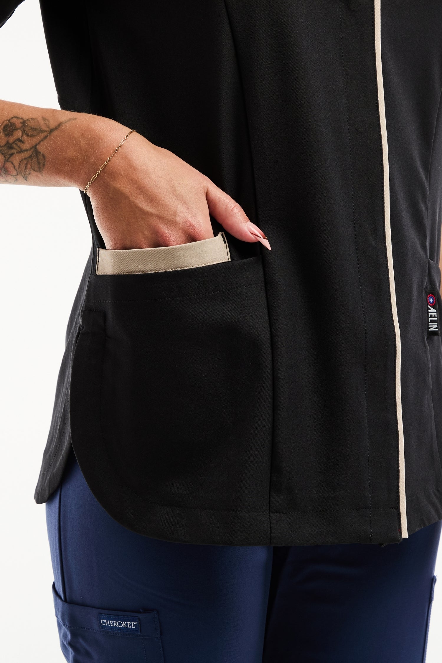 Blouse médicale femme Serena noire à poches zippées beige et piping blanc