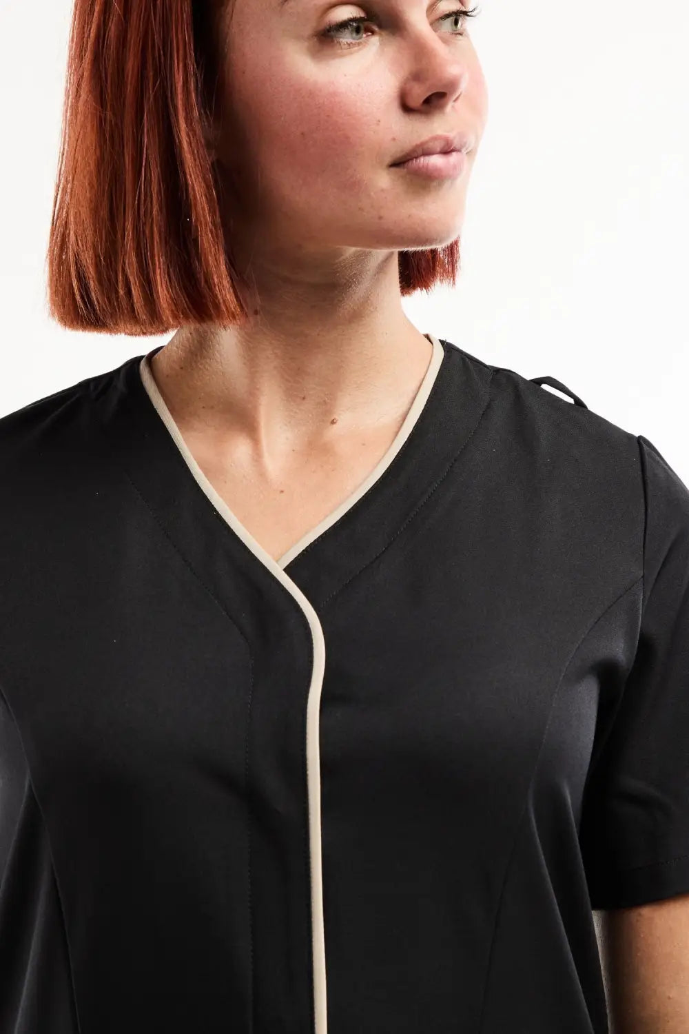 Blouse médicale femme Serena noire à manches courtes stretch ultra douce