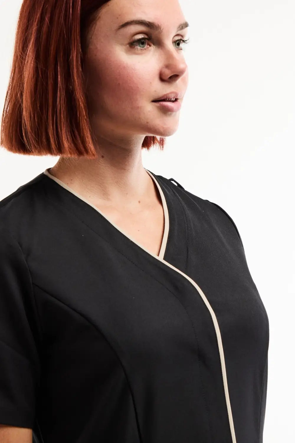 Blouse médicale femme Serena noire à manches courtes et col V