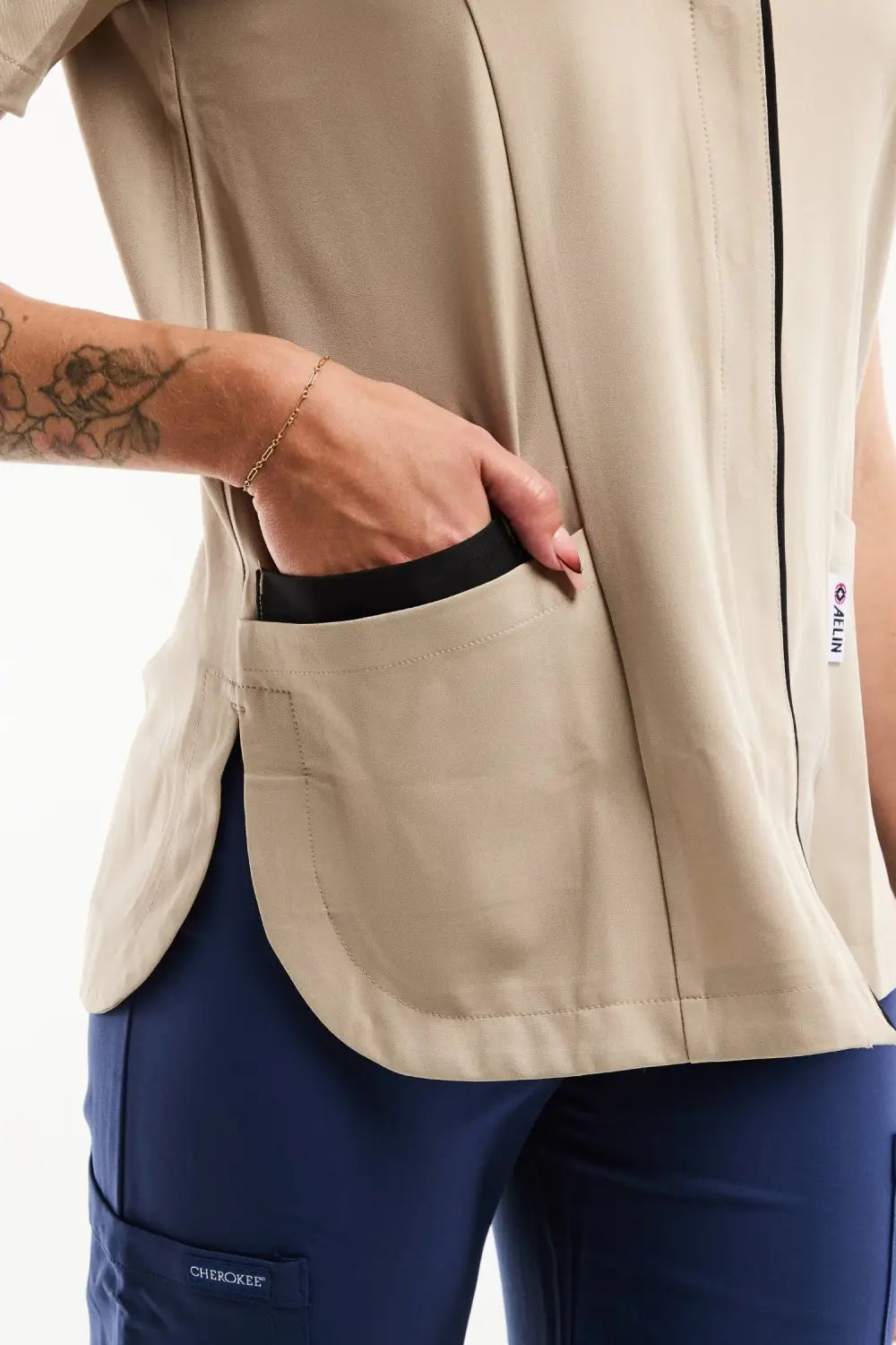 Blouse médicale Serena sable à bretelles, sans manches, ultra douce et stretch