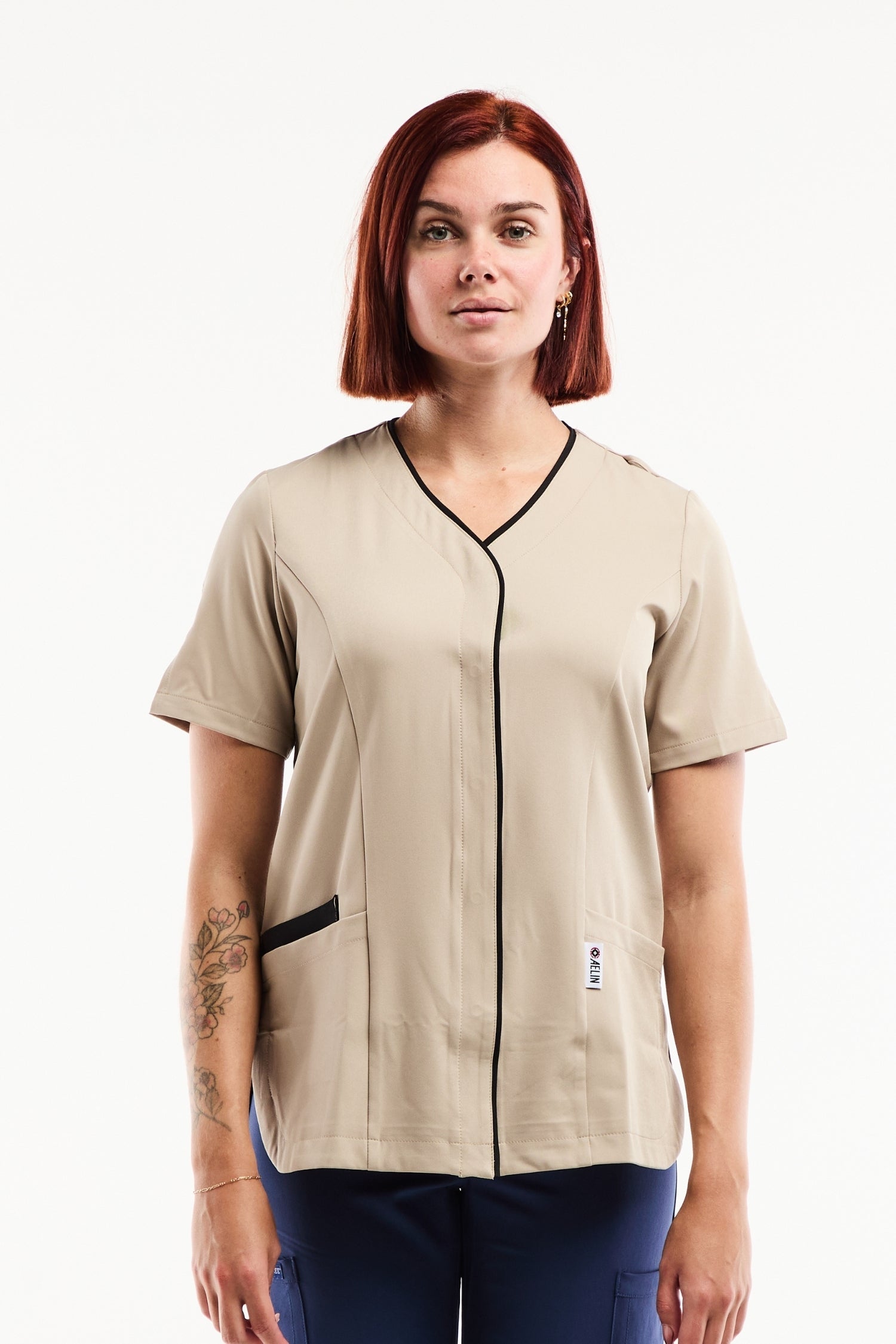 Blouse médicale Serena sable avec piping noir et poches
