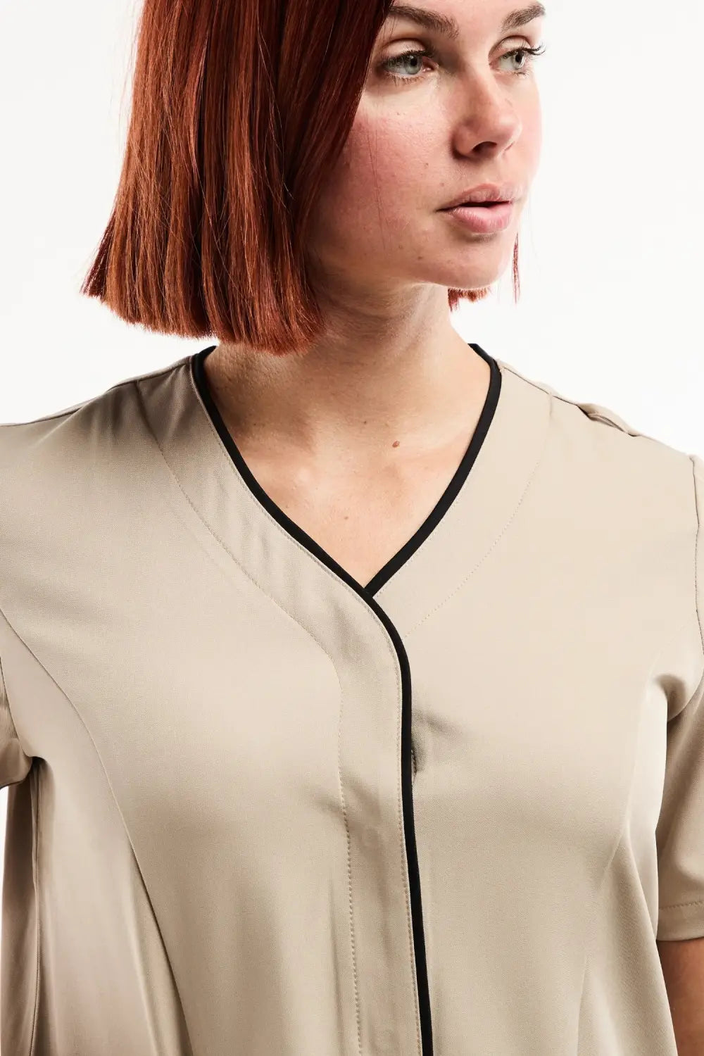 Blouse médicale Serena sable à piping noir et épaulettes