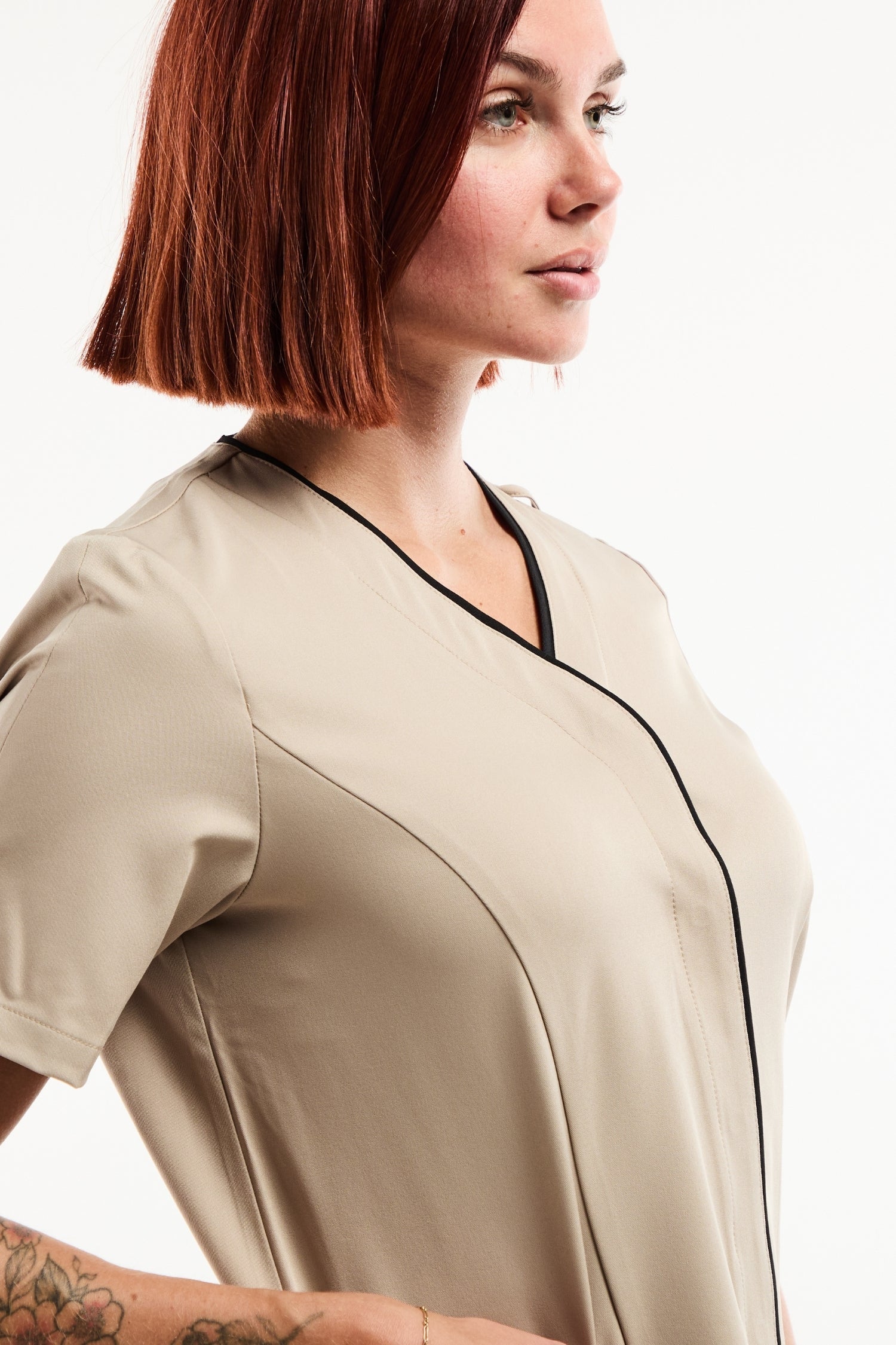 Blouse médicale Serena sable à manches courtes, col V et piping noir