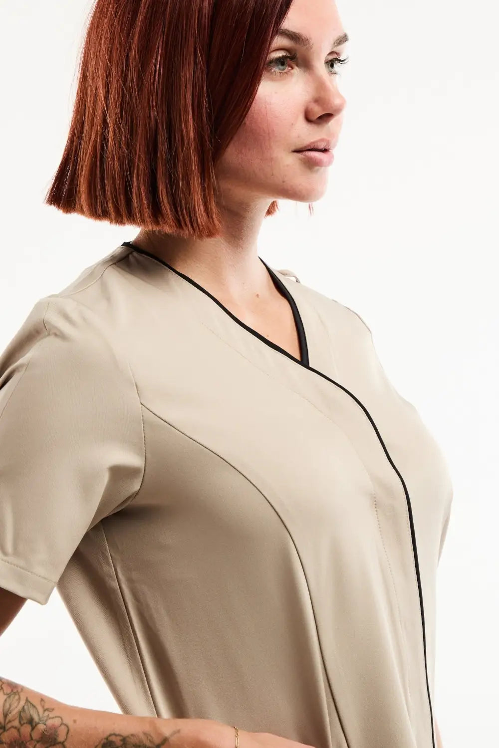 Blouse médicale Serena sable à manches courtes, col V et piping noir
