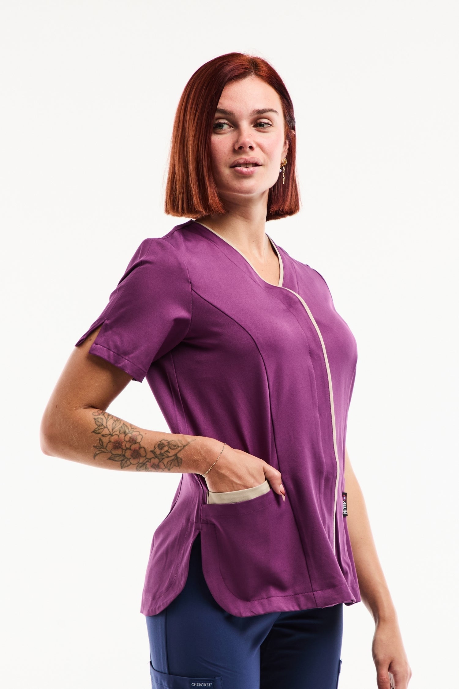 Blouse médicale Serena violette avec bordures blanches et poches