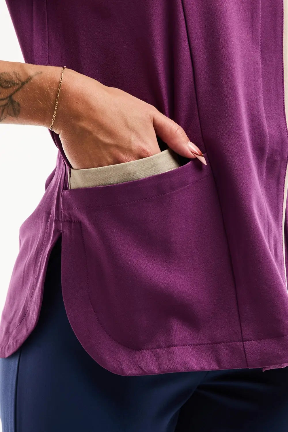 Blouse médicale Serena violette avec bordure beige et poche