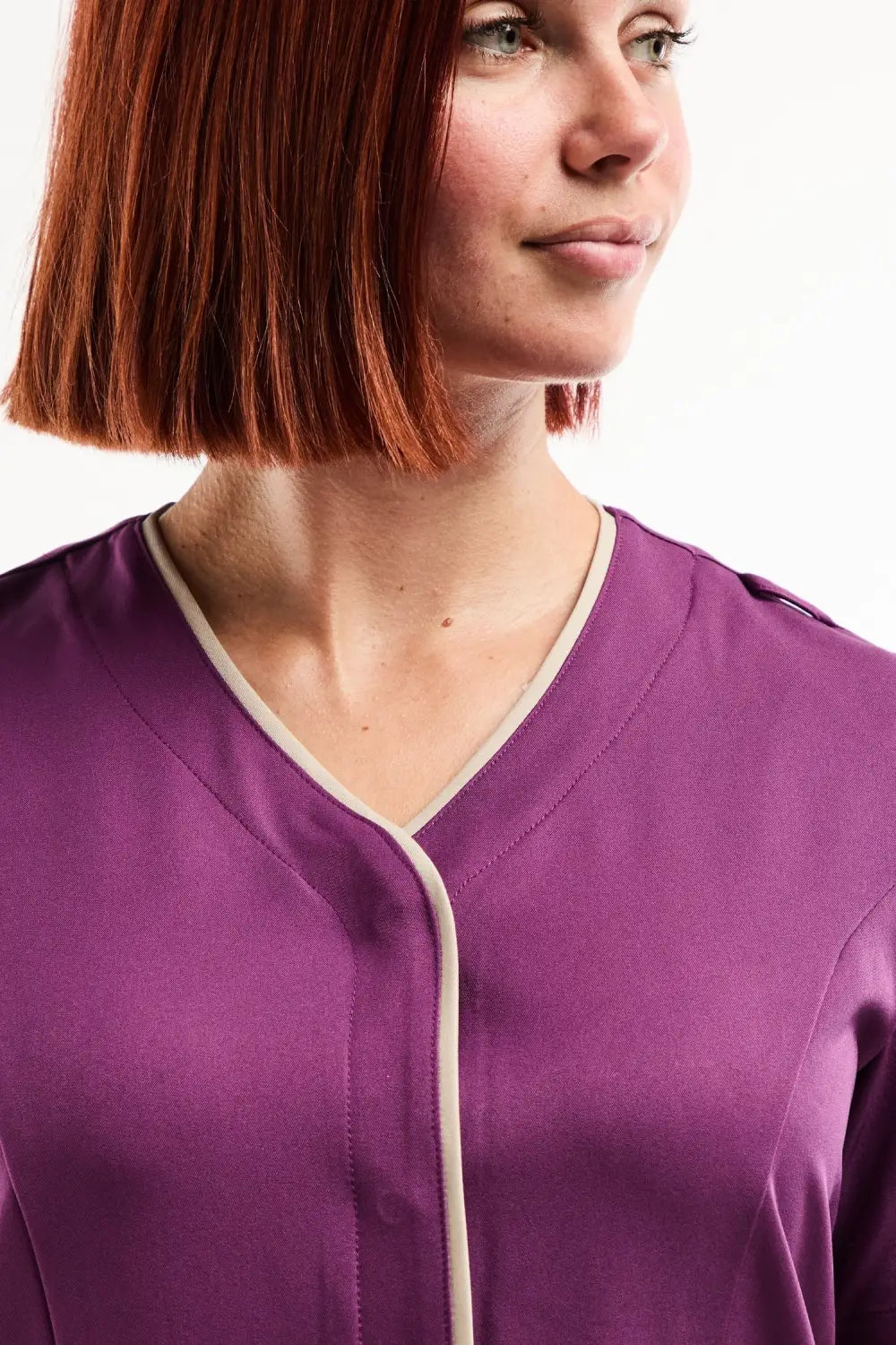 Blouse médicale Serena violette satinée à encolure blanche et boutons