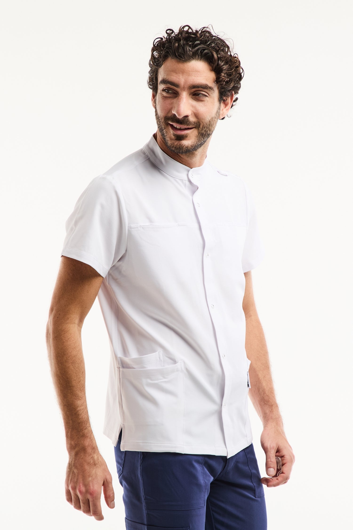 Blouse médicale homme blanche avec col officier moderne en tissu technique