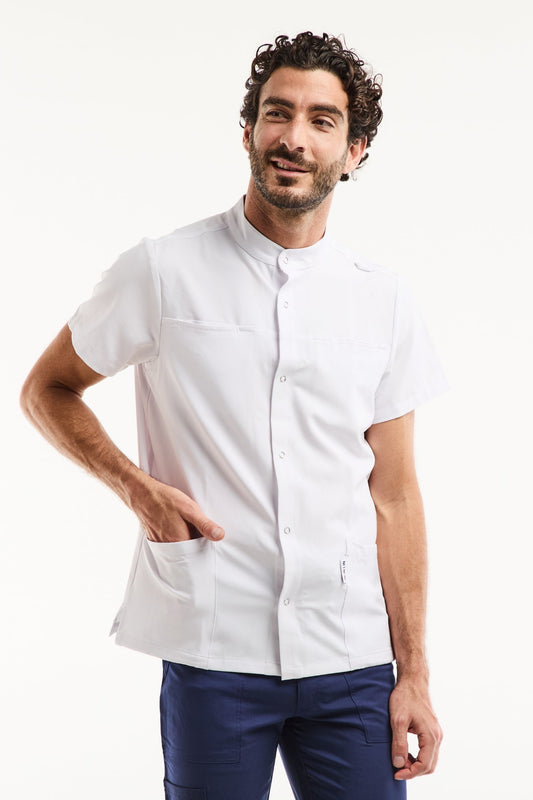 Blouse médicale homme blanche à col officier moderne, tissu technique stretch ultra doux