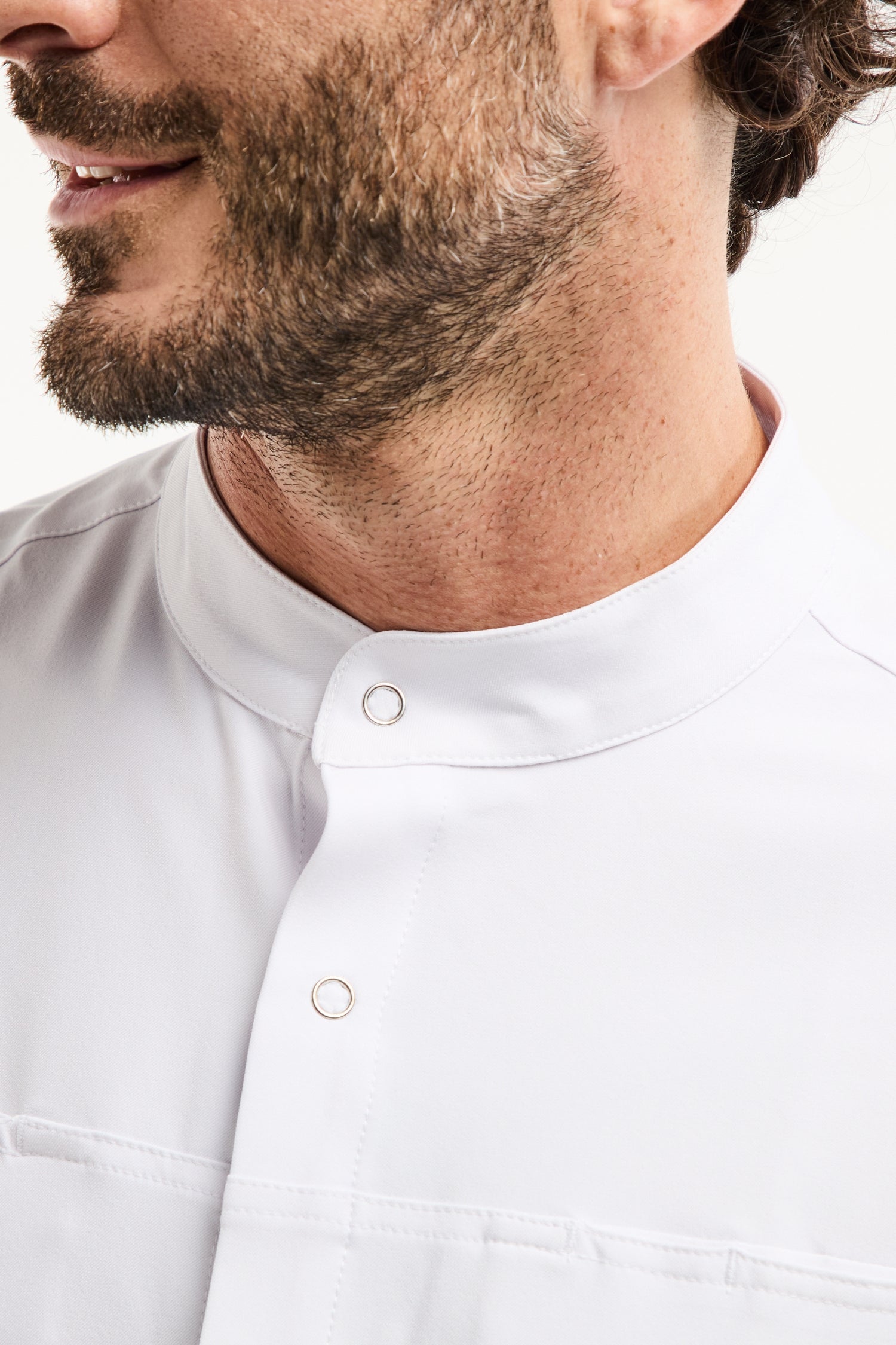 Blouse médicale homme blanche au col officier moderne, tissu technique stretch ultra-doux