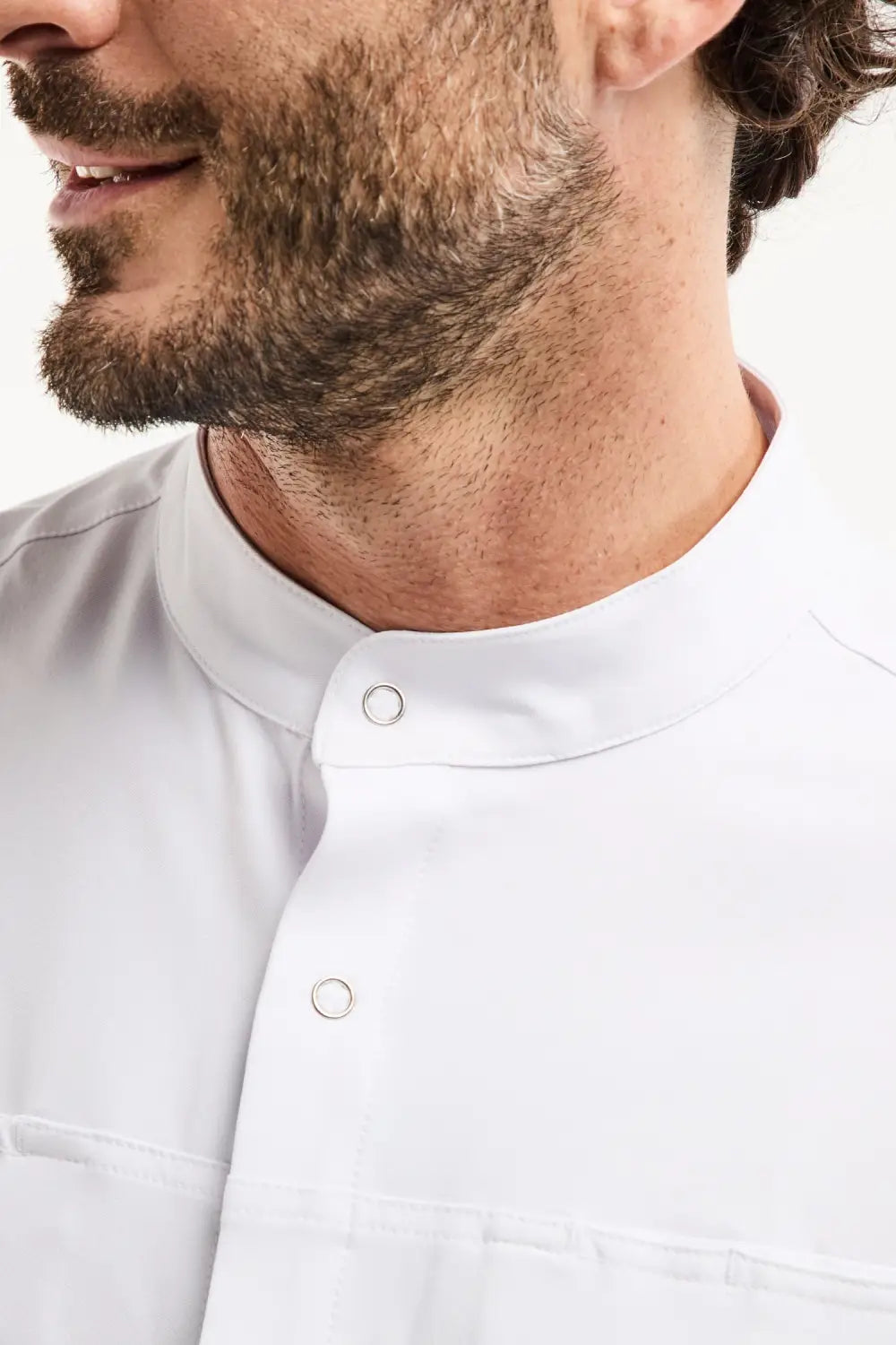 Blouse médicale homme blanche au col officier moderne, tissu technique stretch ultra-doux