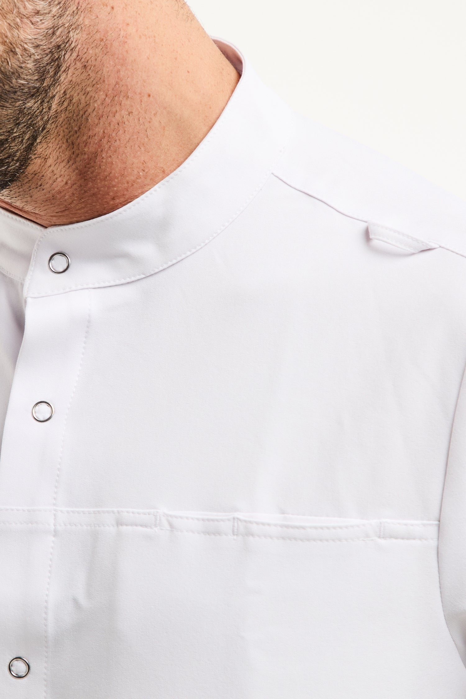 Blouse médicale homme blanche avec col officier moderne et tissu technique