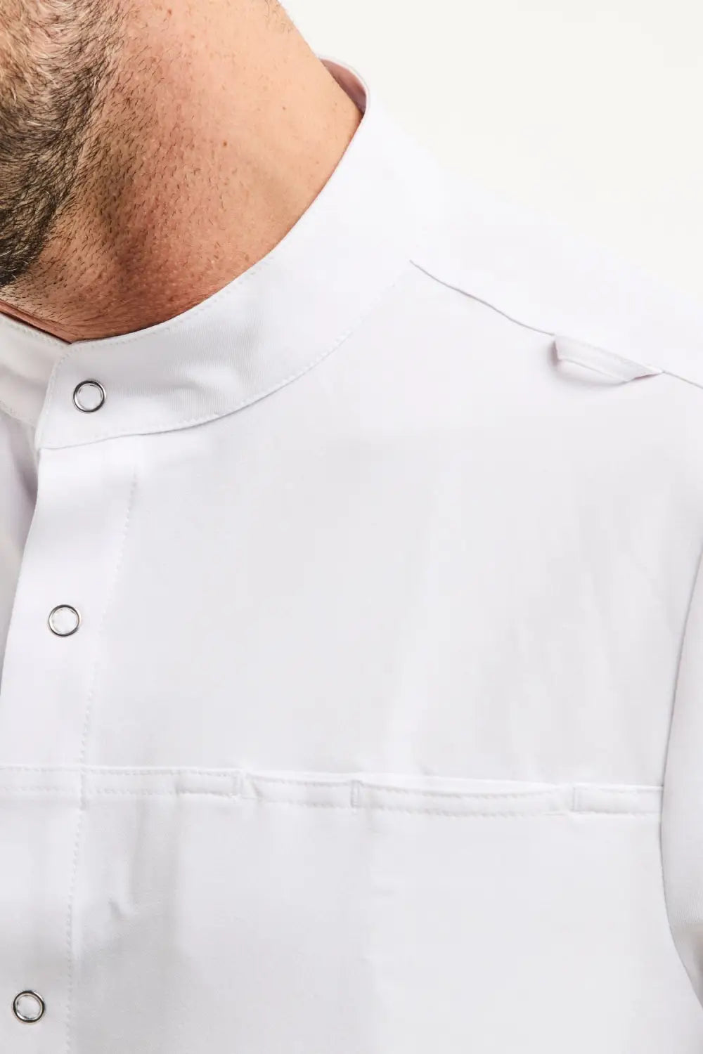 Blouse médicale homme blanche avec col officier moderne et tissu technique