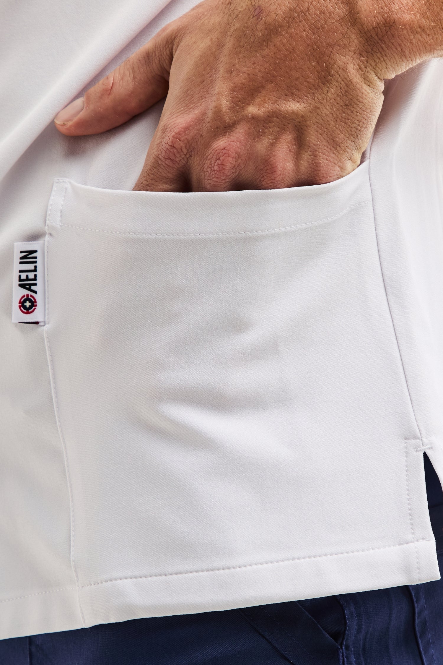 Poche de blouse médicale homme blanche avec logo Melin, col officier moderne