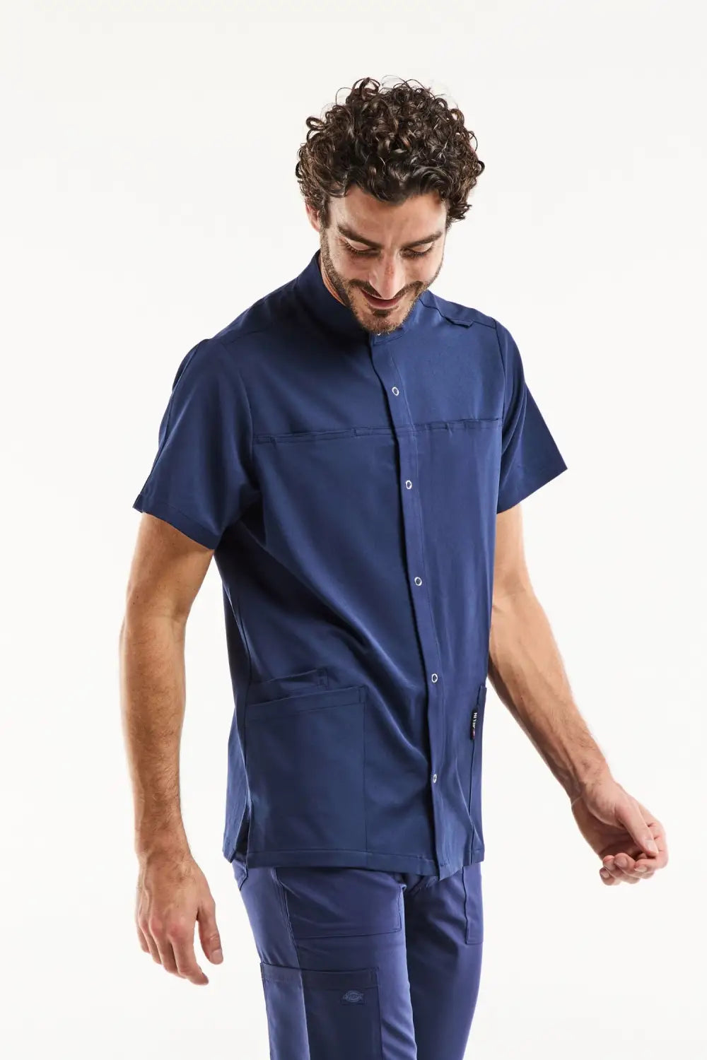 Blouse médicale homme bleu marine col officier moderne, tissu technique stretch