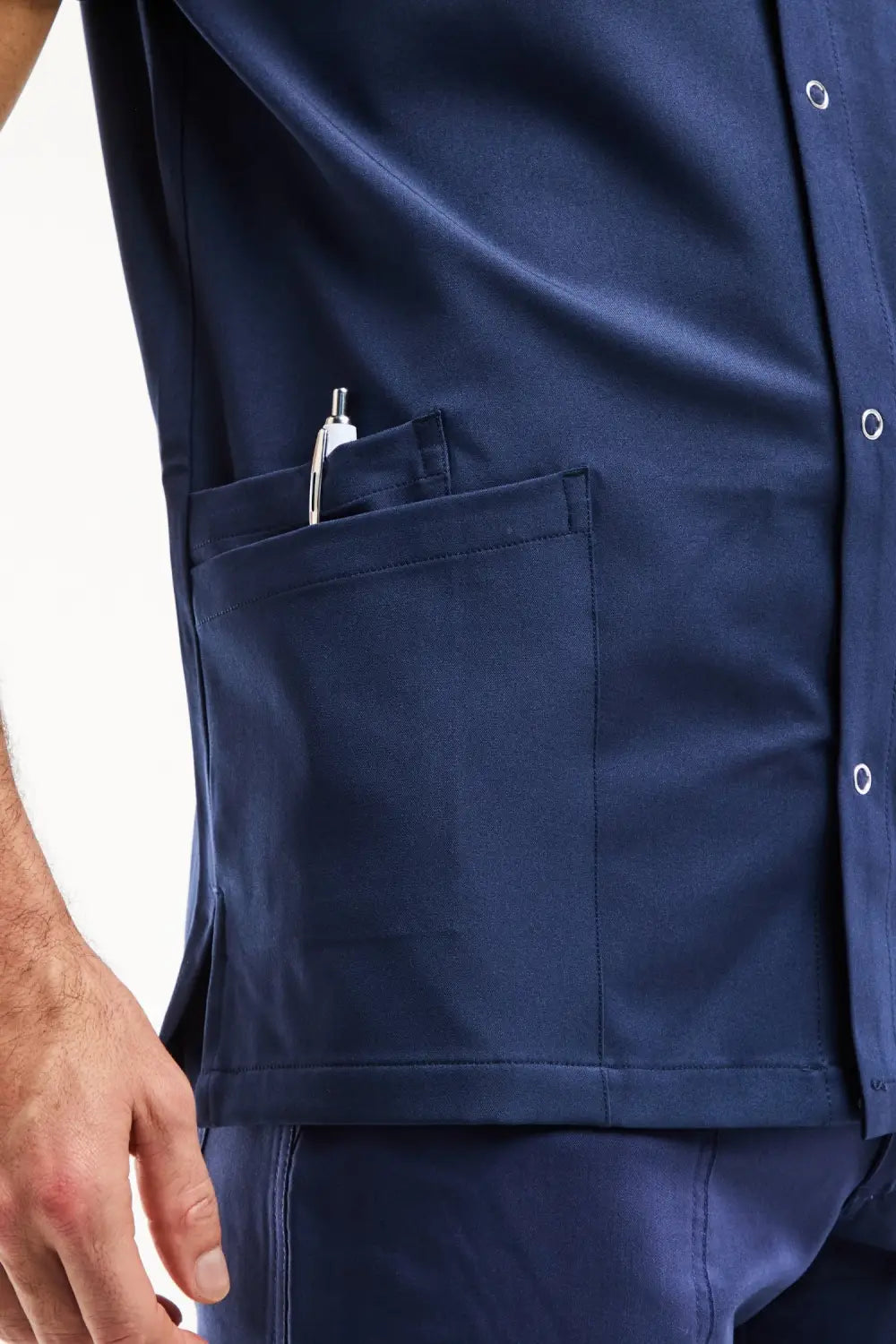 Chemise médicale homme bleu marine à col officier moderne, tissu technique stretch