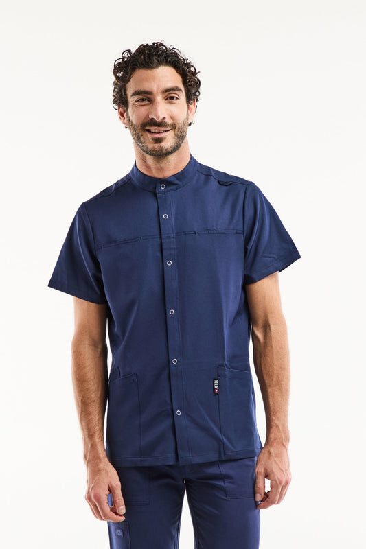 Blouse médicale homme bleu marine, col officier moderne, tissu technique stretch ultra doux