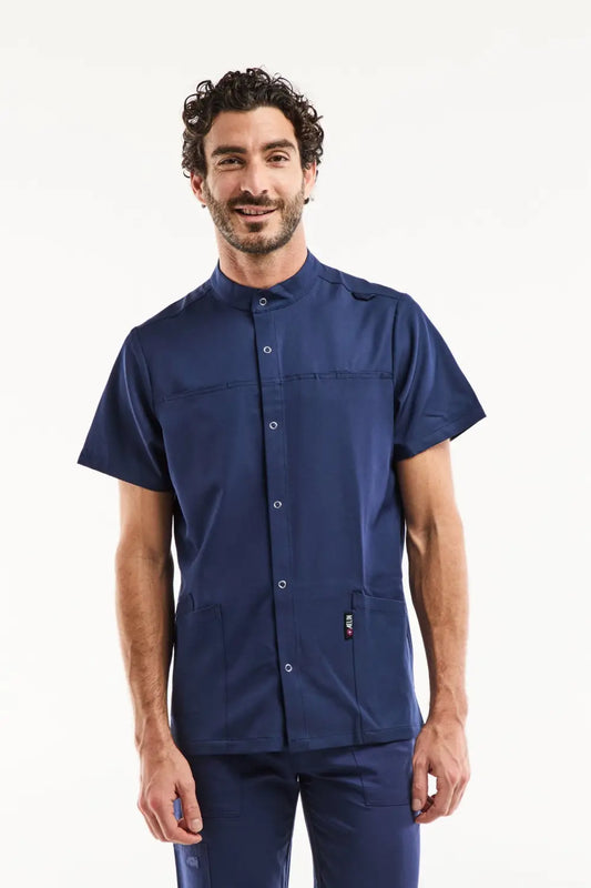 Blouse médicale homme bleu marine, col officier moderne, tissu technique stretch ultra doux