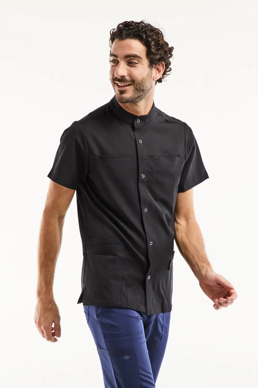 Blouse médicale homme noire slim fit avec col officier moderne et tissu technique