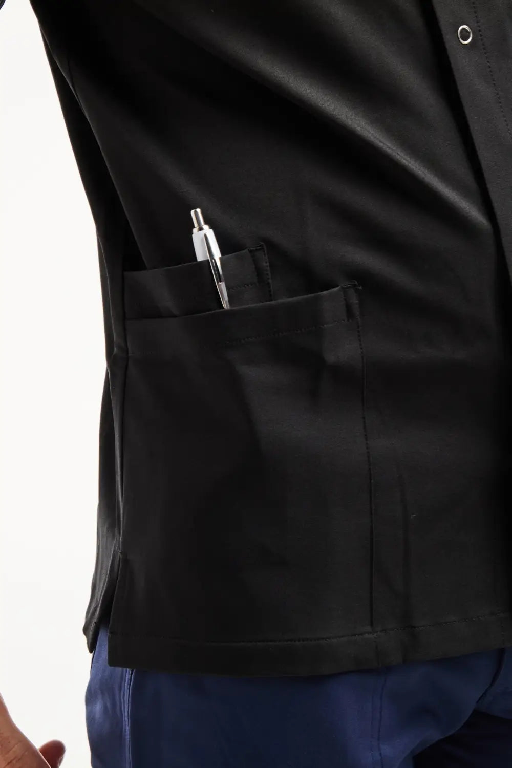 Veste blouse médicale homme noire en tissu technique stretch ultra doux avec col officier moderne, poche stylo et détails zip