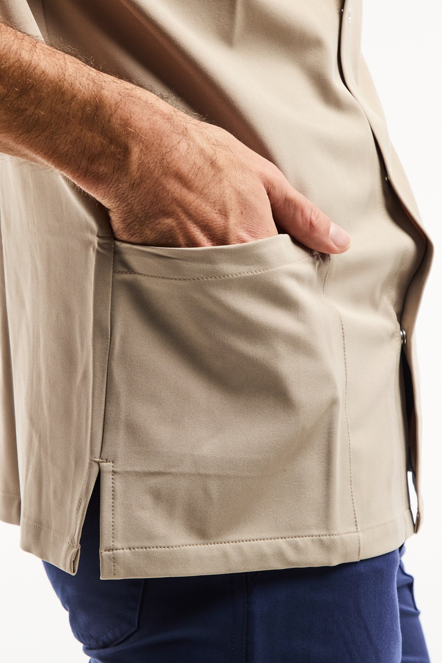 Gilet utilitaire sable col officier moderne en tissu technique stretch