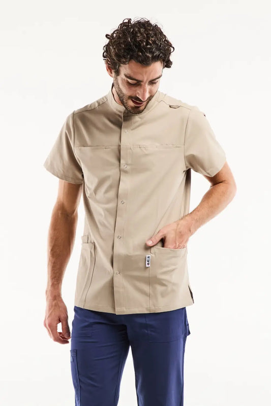 Blouse médicale homme en tissu technique sable, col officier moderne