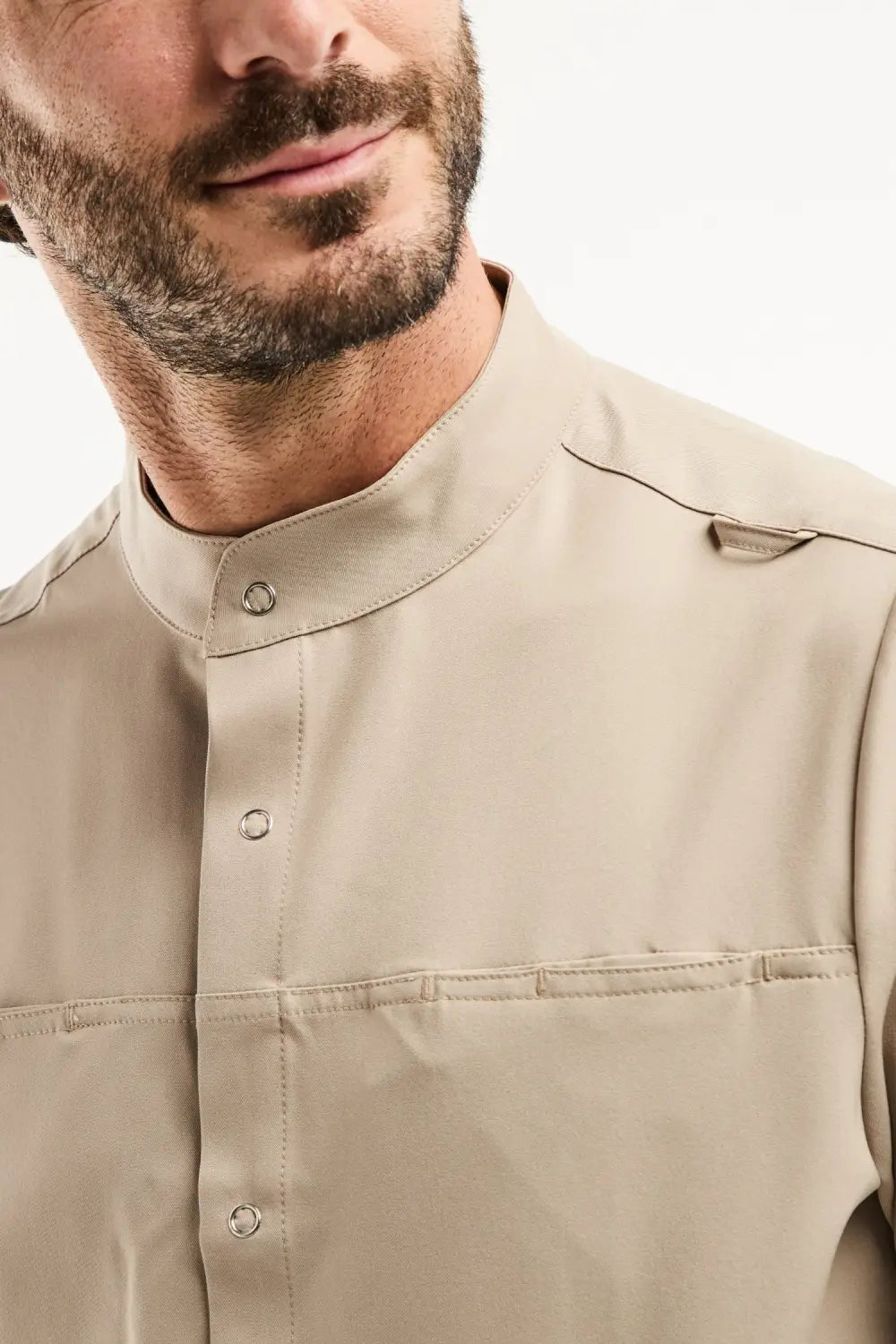 Blouse médicale homme col officier moderne en tissu technique sable stretch