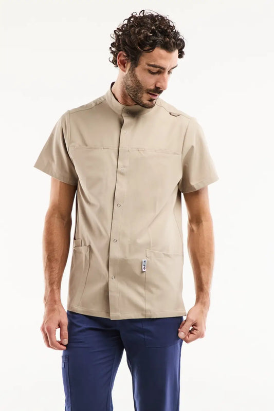 Blouse médicale homme col officier moderne en tissu technique sable stretch
