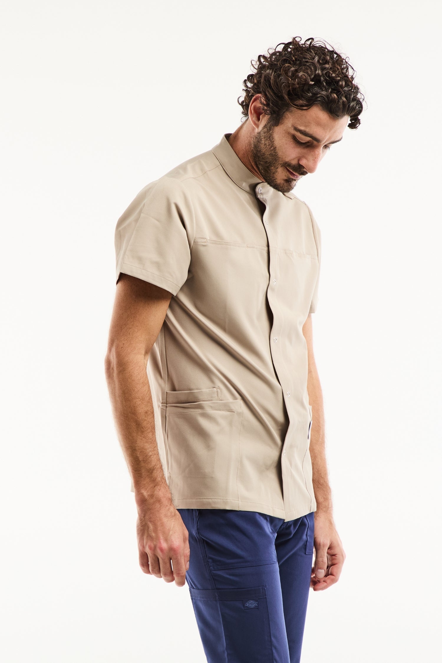 Blouse médicale homme col officier moderne en tissu technique sable stretch ultra douce