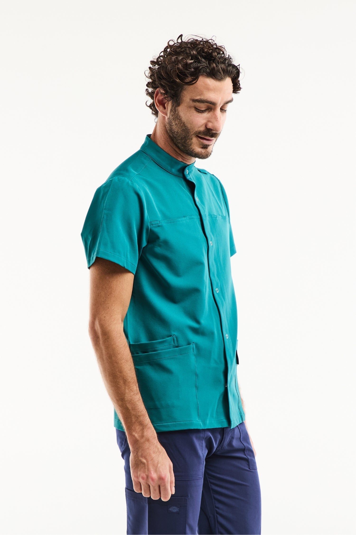 Chemise médicale homme col officier moderne en tissu technique vert turquoise
