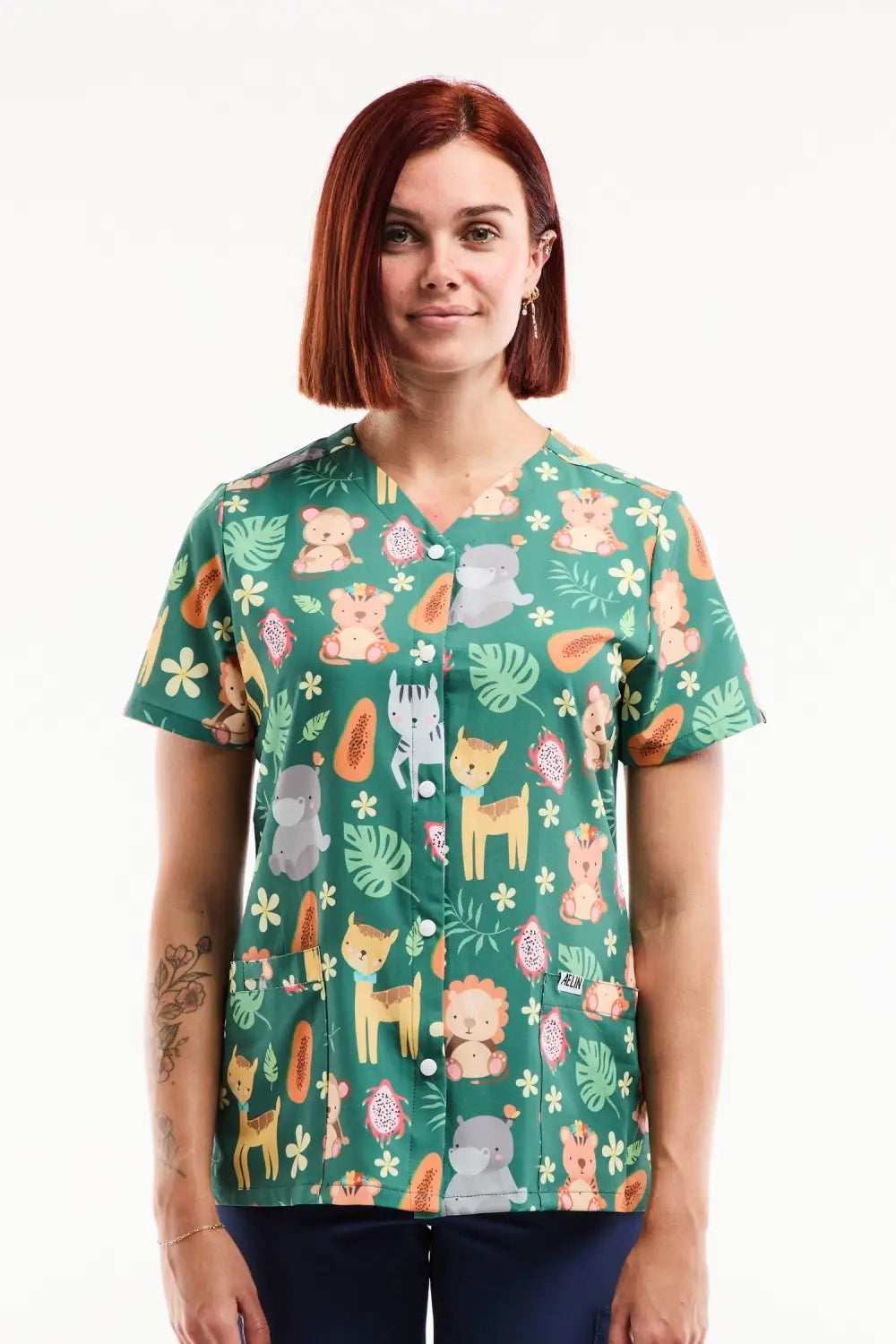 Tunique médicale imprimée jungle animaux savane vert V-neck manches courtes