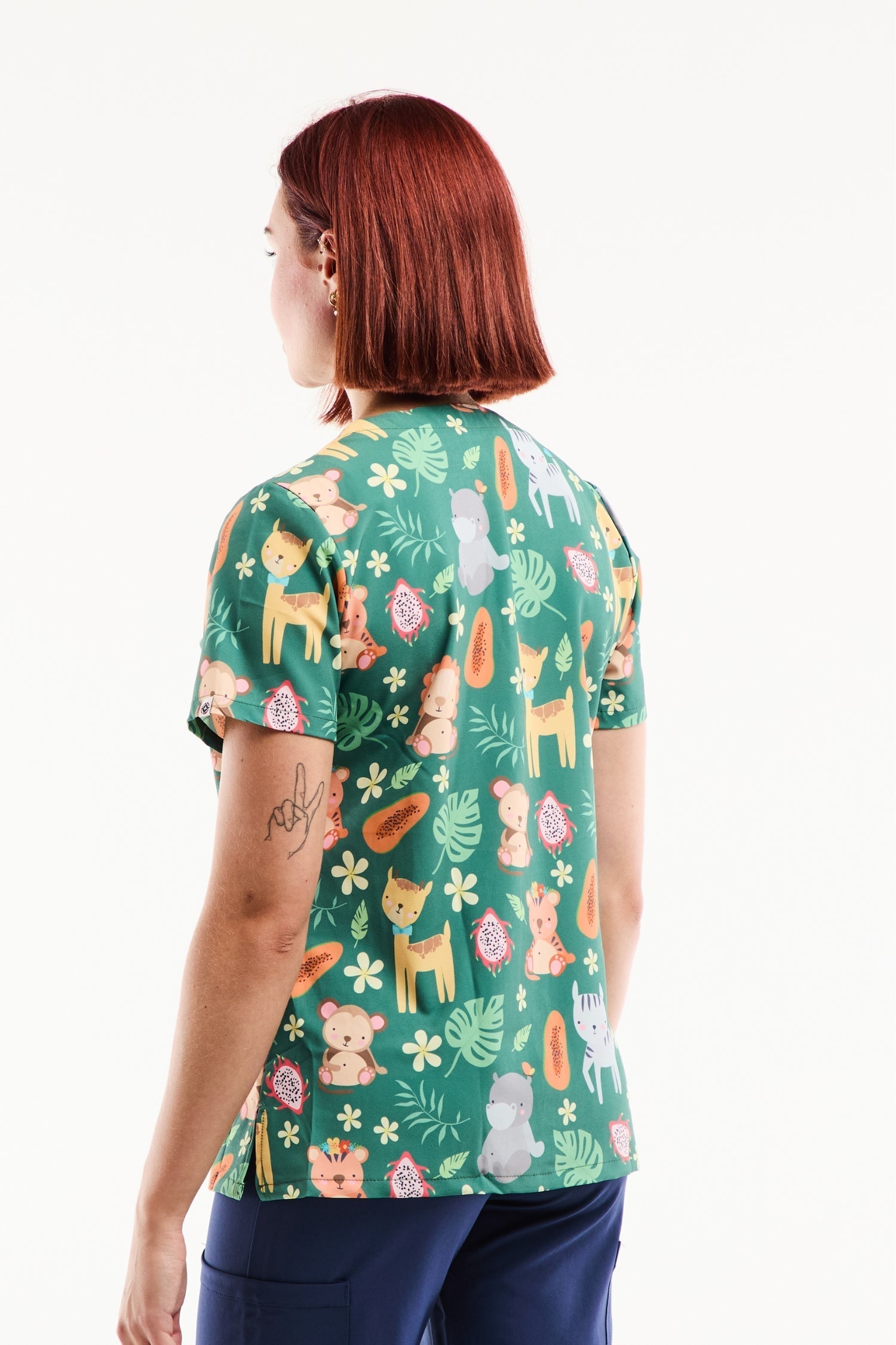 Tunique médicale imprimée jungle savane verte avec alpacas