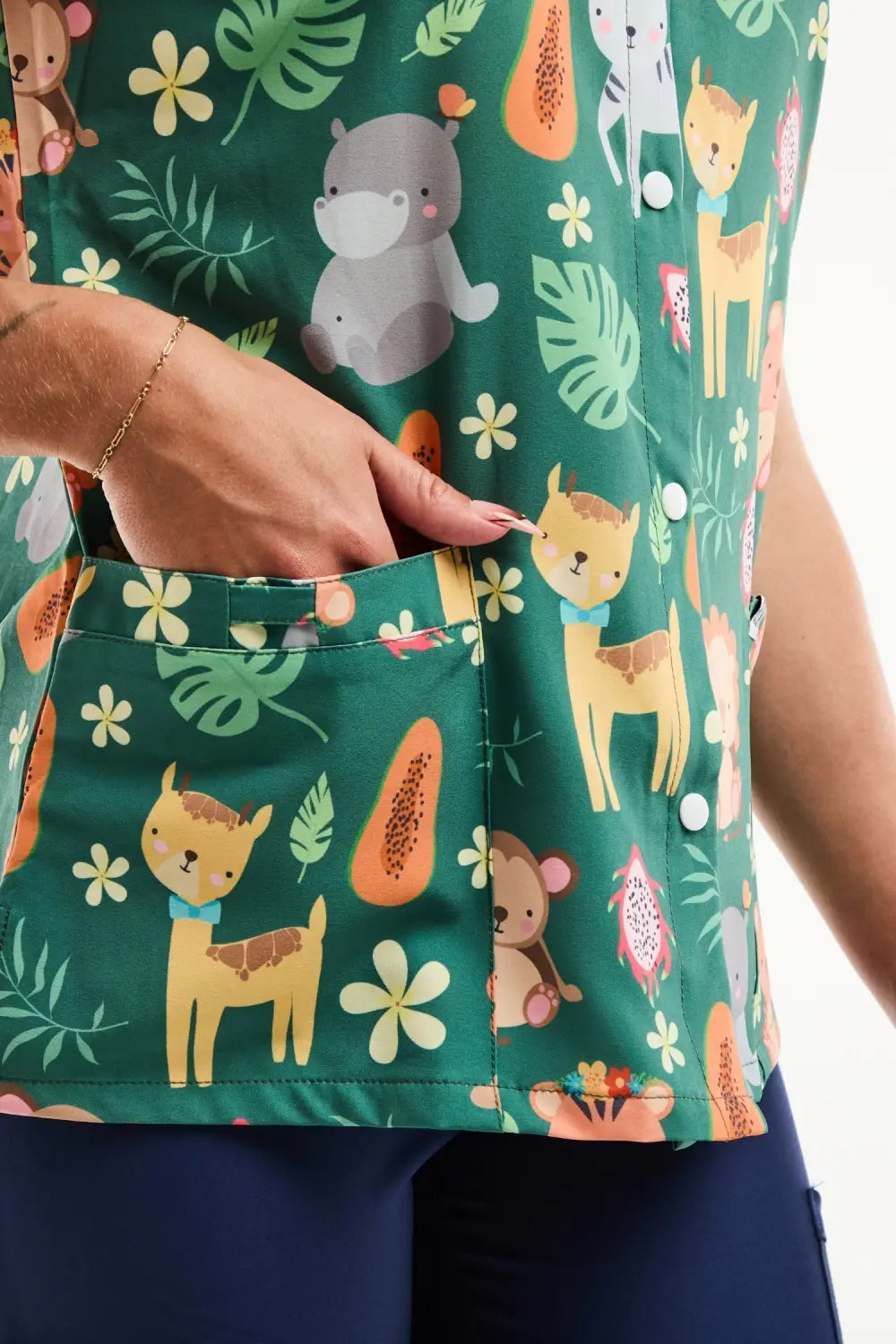 Tunique médicale imprimée jungle animaux savane vert avec poches et accents floraux