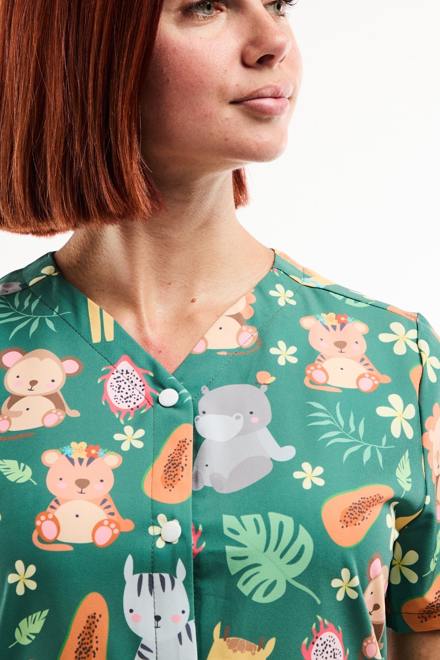 Tunique médicale imprimée jungle animaux savane vert avec boutons floraux