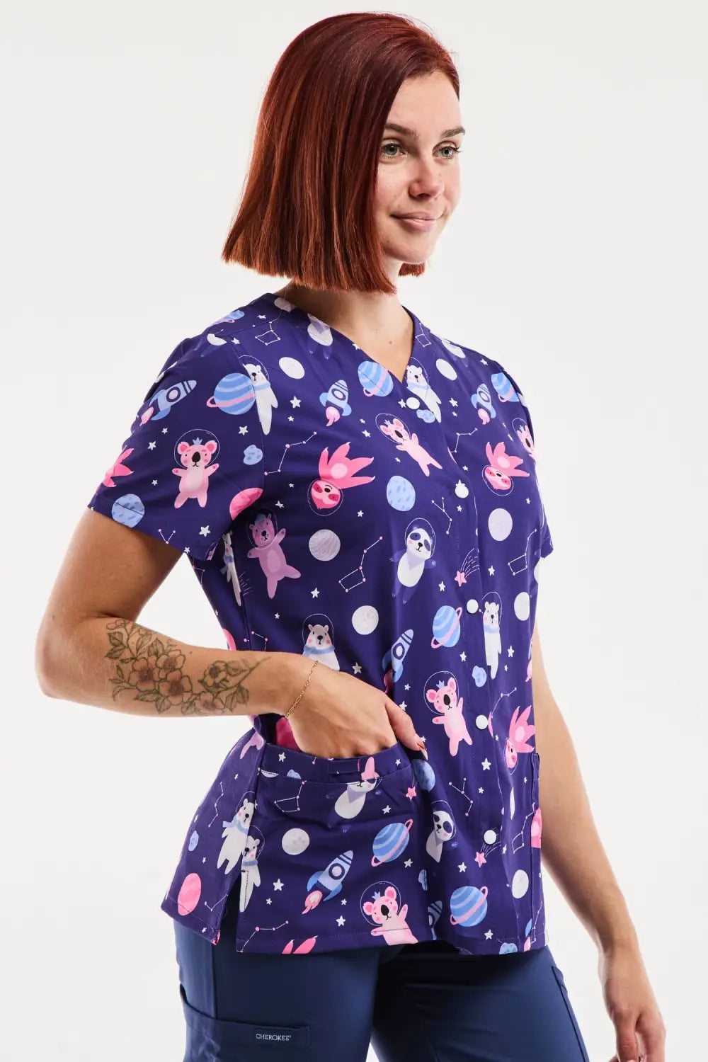 Tunique médicale imprimée espace bleu marine, V-neck avec accents rose et blanc