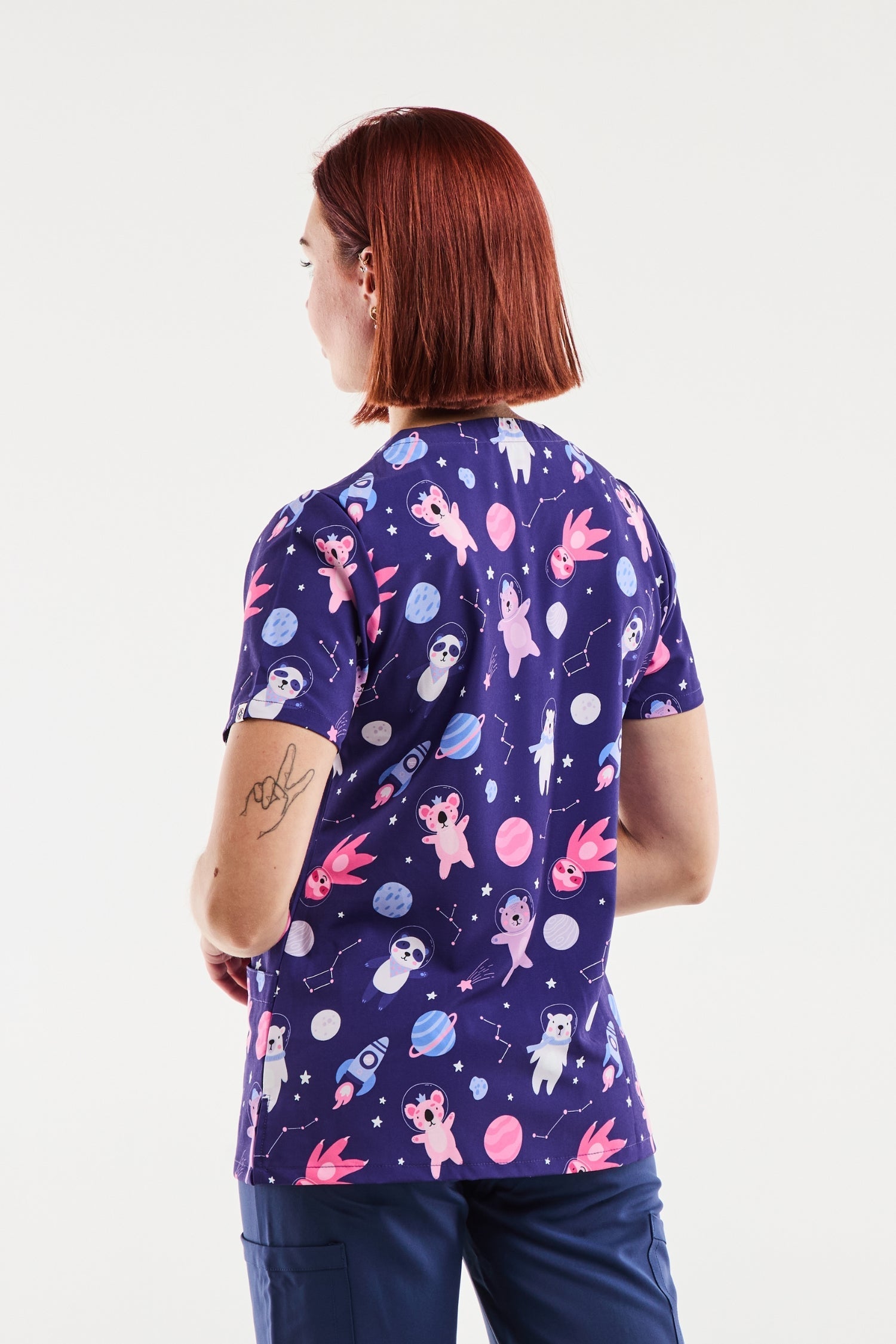 Tunique médicale imprimée femme animaux de l’espace bleu marine