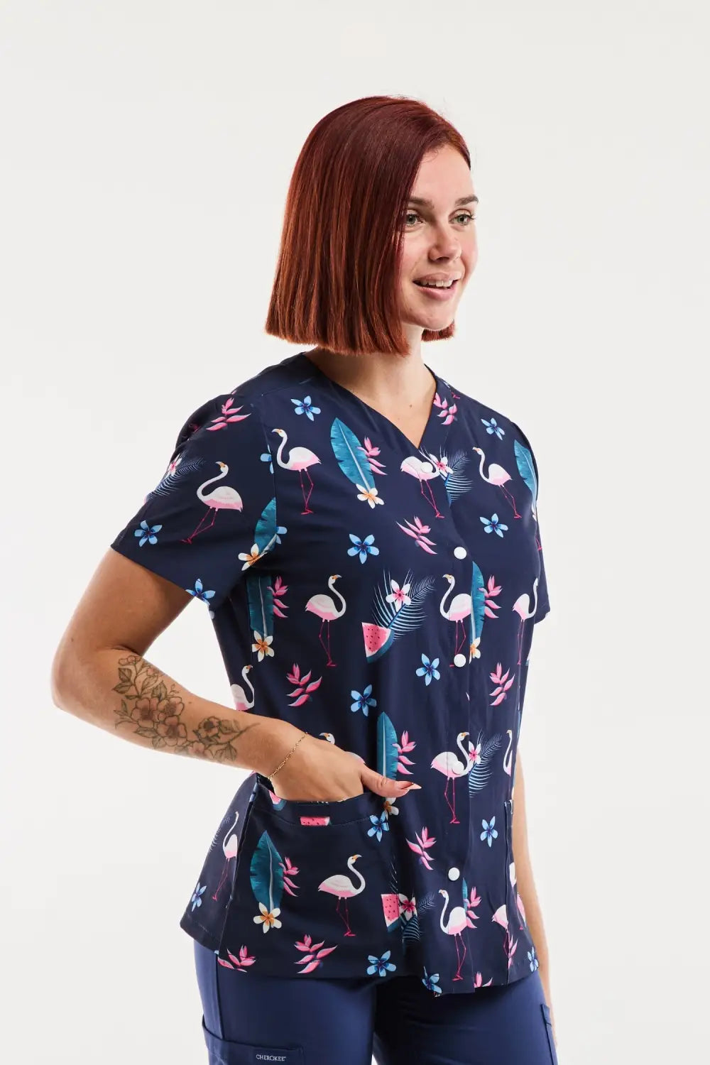Tunique médicale imprimée femme flamants roses marine, encolure V