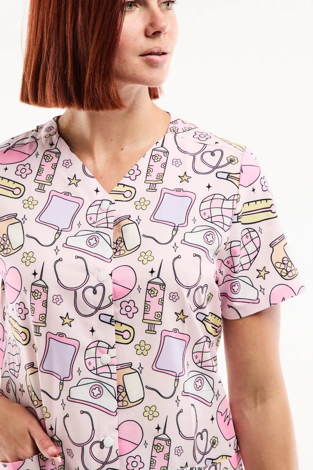 Blouse médicale stretch femme avec icônes infirmières roses pastel