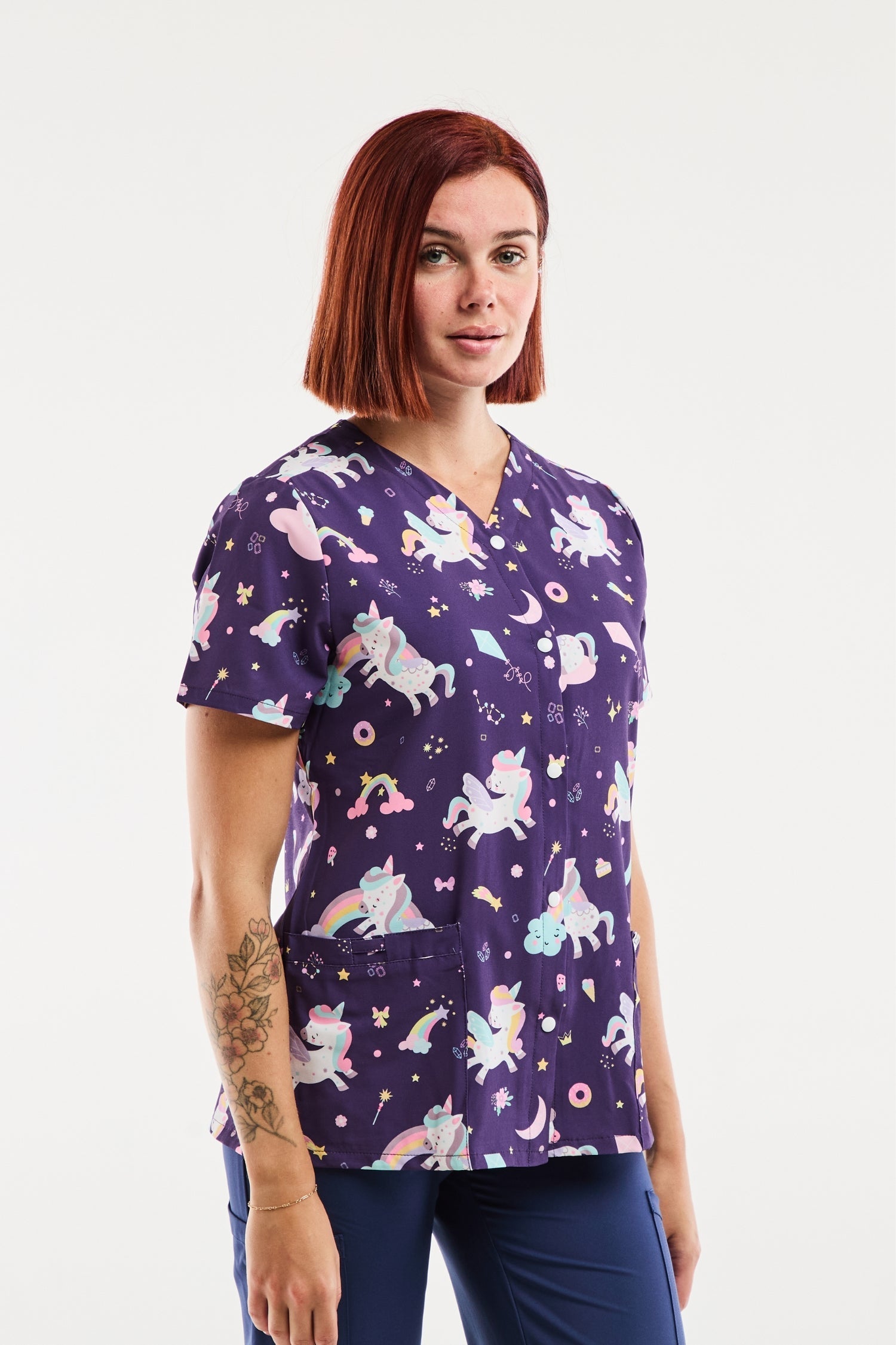 Tunique médicale imprimée violet licorne, encolure V, manches courtes
