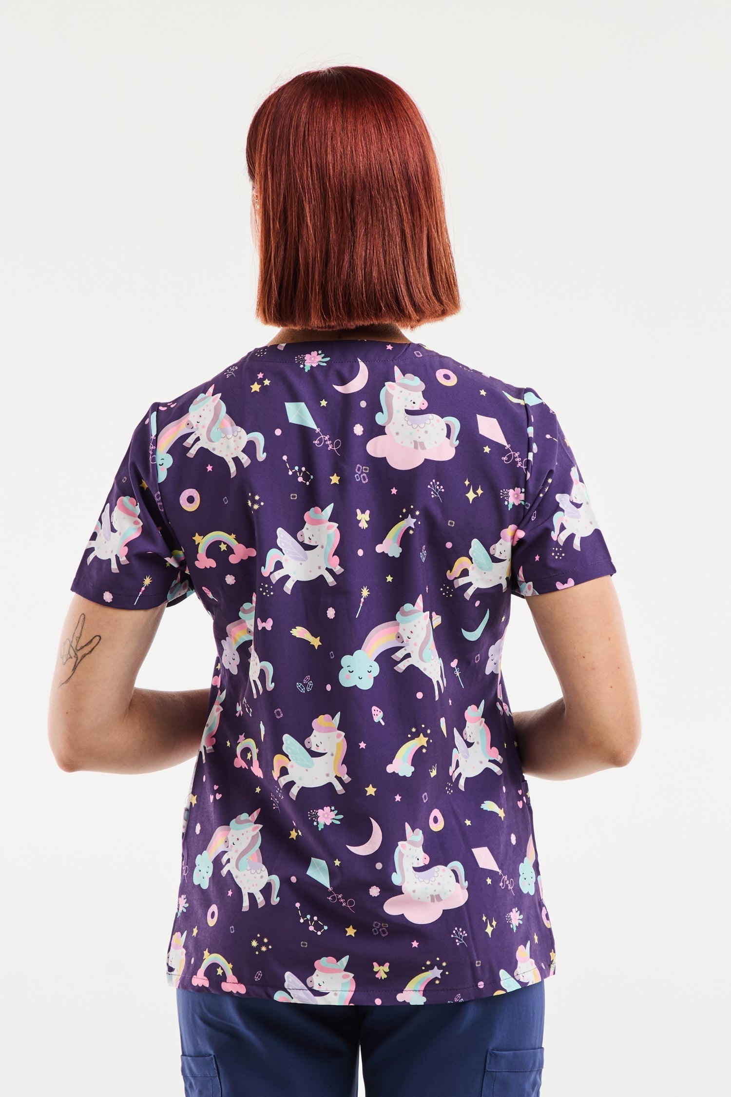 Tunique médicale imprimée femme motifs magiques violet licornes étoiles