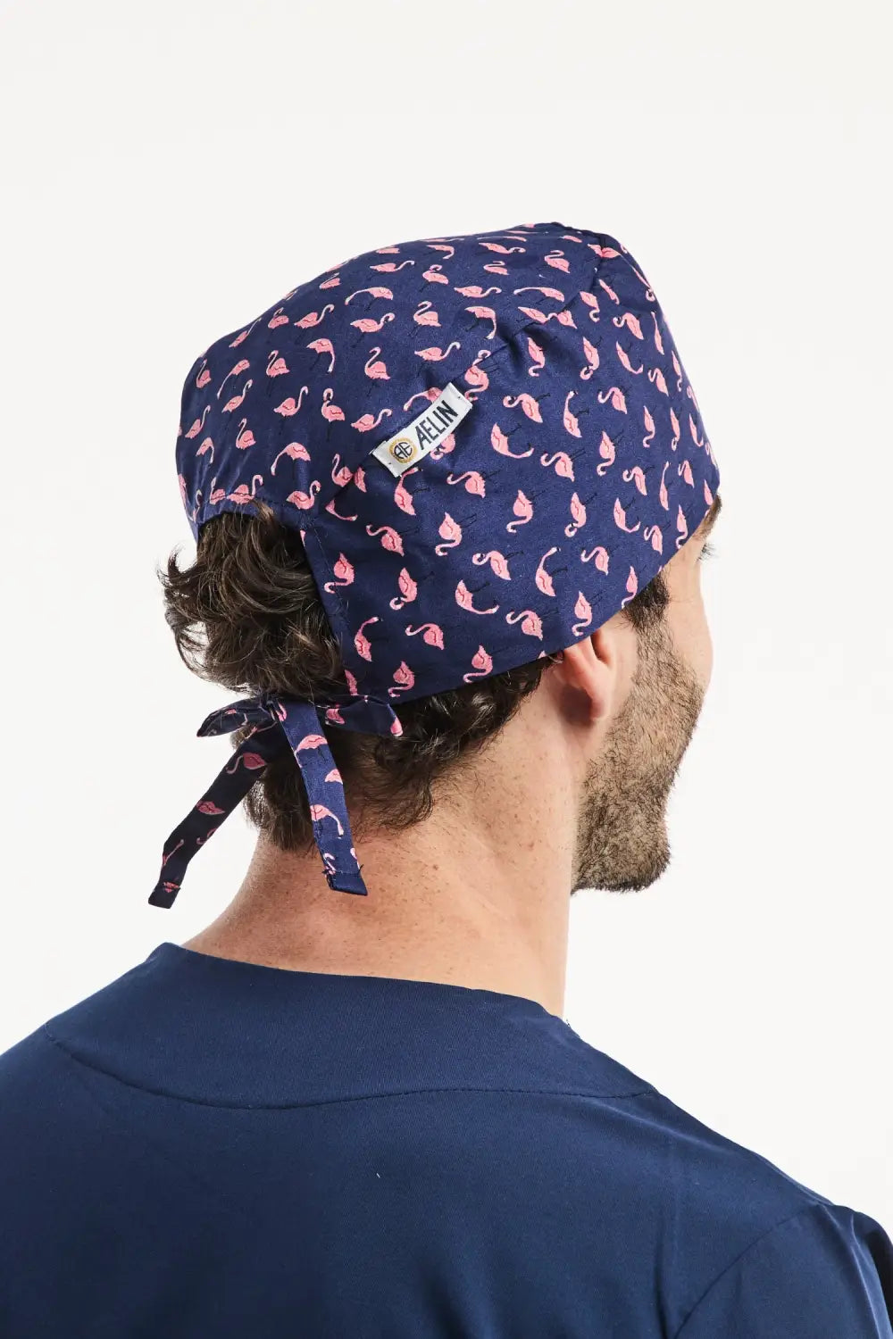 Calot médical Aelin bleu marine avec flamants roses pour cheveux courts