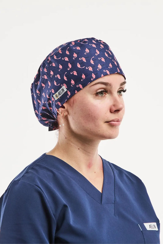 Calot médical bleu marine avec motif flamants, idéal pour un look professionnel élégant