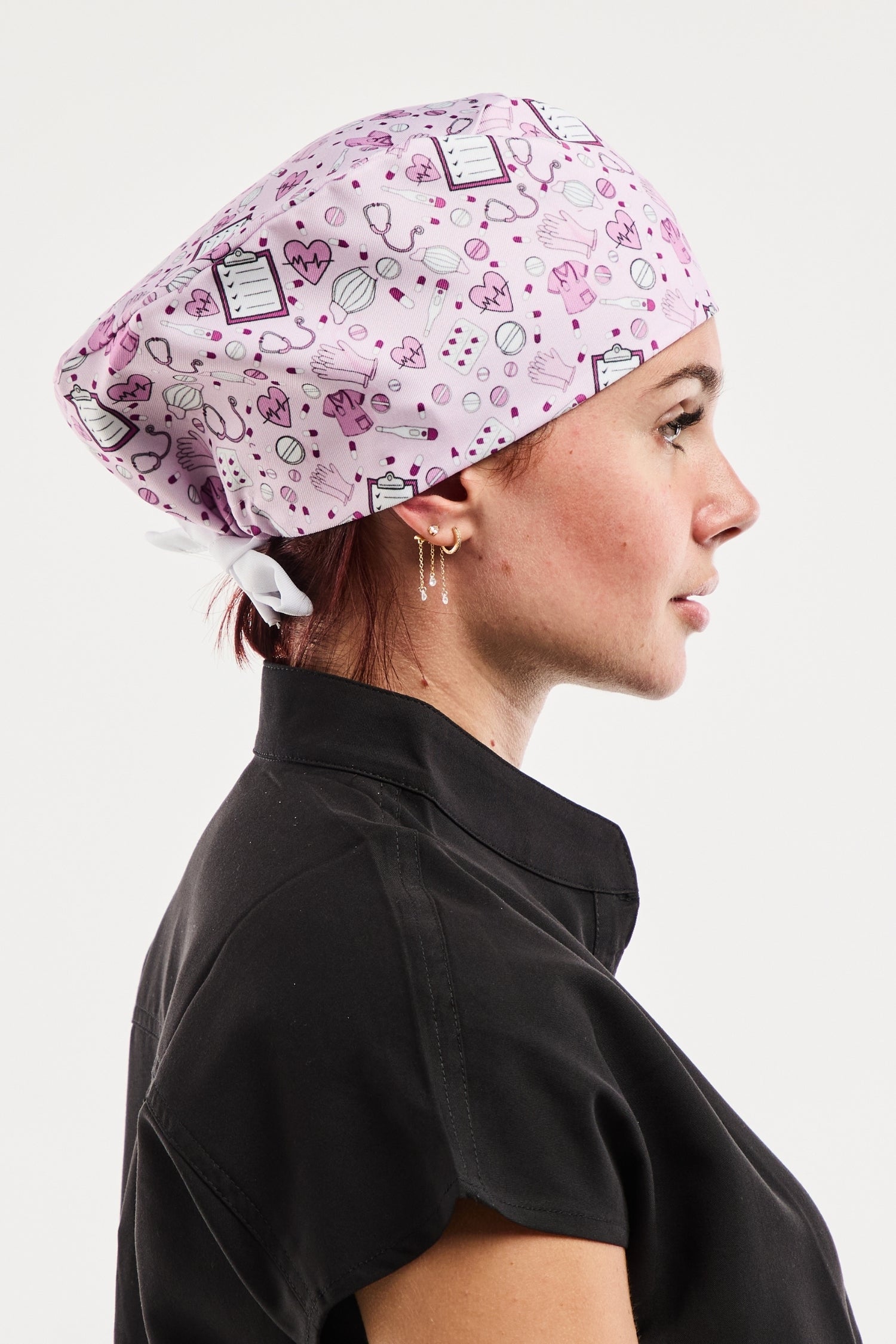 Calot médical Aelin en lavande avec icônes noires et lacet blanc