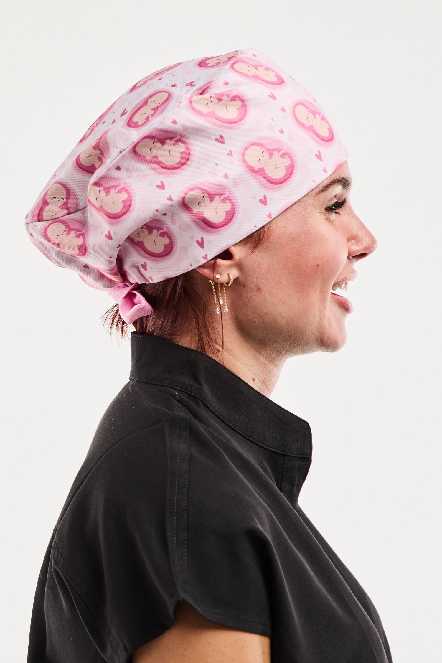 Calot médical rose à motifs cœurs de Collection Art Médical Aelin