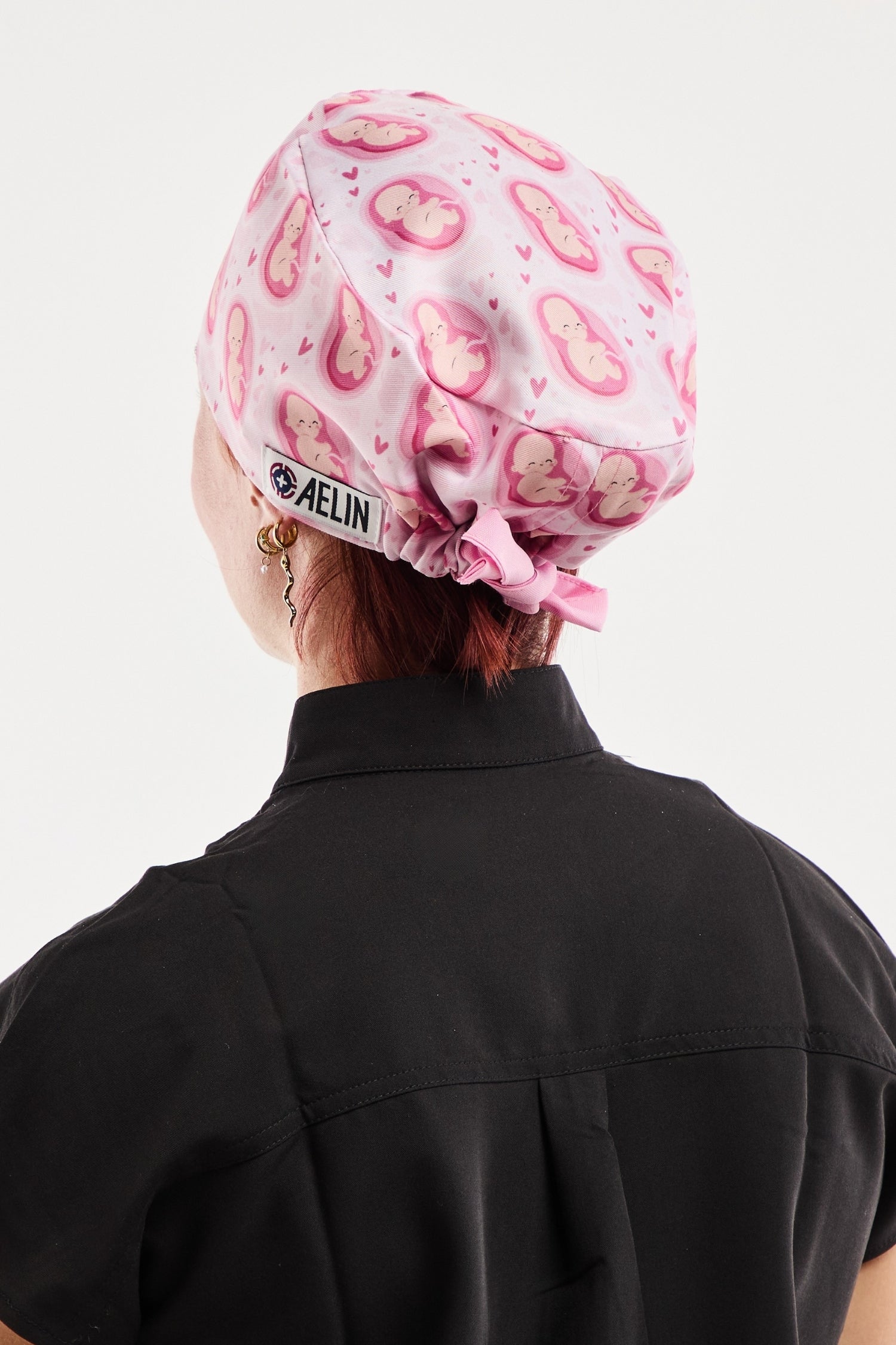 Calot médical rose à motif paisley de la collection Art Aelin pour bébé