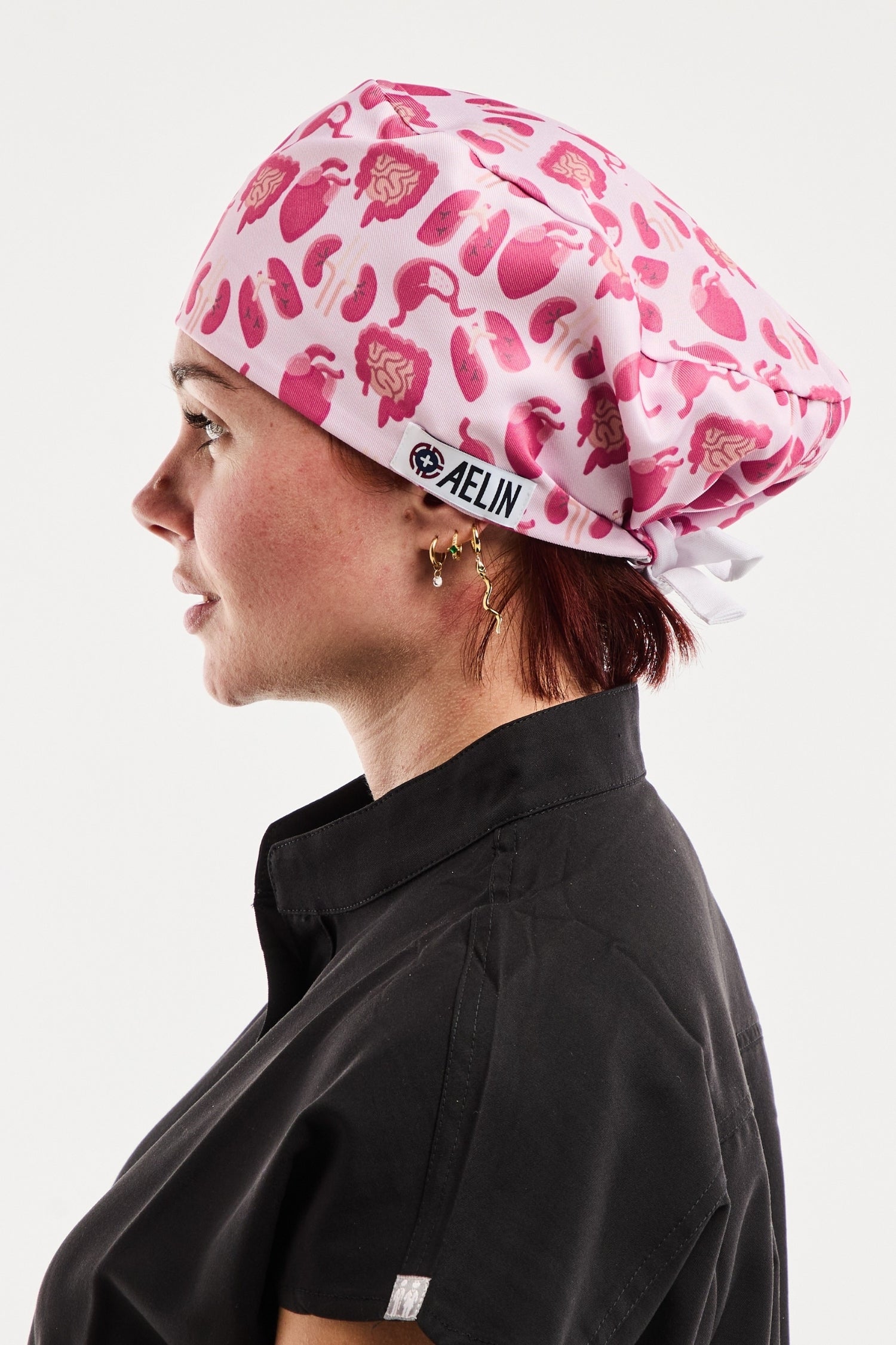 Calot médical rose et blanc à motifs floraux de la collection Art Médical Aelin