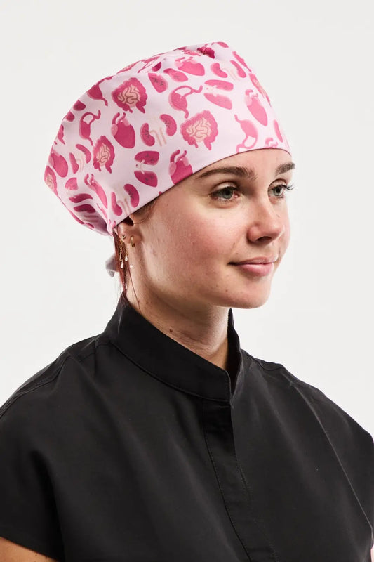Calot médical rose à fraises de la collection Art Médical Aelin
